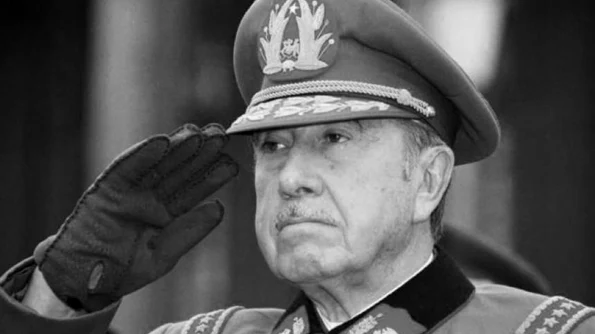 Dictatorul chilian Augusto Pinochet ardea cărţi în stradă în timp ce şi clădea o bibliotecă secretă jpeg