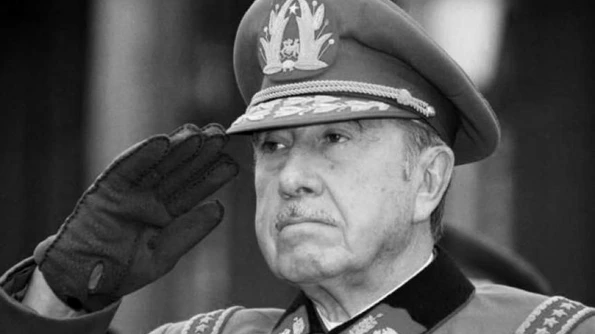 Dictatorul chilian Augusto Pinochet ardea cărţi în stradă în timp ce şi clădea o bibliotecă secretă jpeg