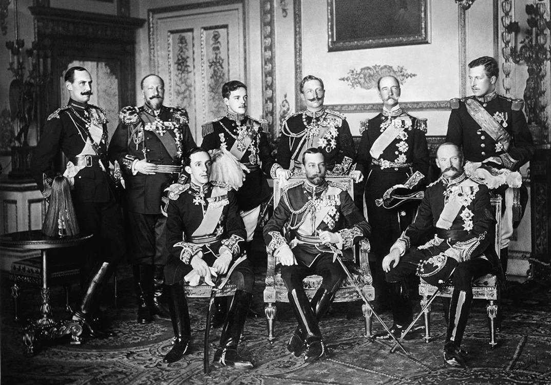 Nouă suverani europeni,  la Windsor,  veniţi la înmormântarea regelui Edward al VII-lea,  în mai 1910. În picioare,  de la stânga la dreapta: Regele Haakon VII al Norvegiei,  Ţarul Ferdinand al Bulgariei,  Regele Manuel II al Portugaliei,  Kaiserul Wilhelm II al Imperiului German,  Regele George I al Greciei şi Regele Albert I al Belgiei. Aşezaţi,  de la stânga la dreapta: Regele Alfonso XIII al Spaniei,  Regele George V al Marii Britanii şi Regele Frederick VIII al Danemarcei. În următorii ani,  statele Kaiserului Wilhelm II şi Ţarului Ferdinand vor intra într-un război sângeros împotriva naţiunilor conduse de Regele ALbert I şi Regele George V. Războiul a fost,  însă,  şi o afacere de familie,  căci Kaiserul era văr prim cu regele George V şi unchiul Regelui Albert I. Dintre suveranii surprinşi în fotografie,  unul va fi asasinat - regele Greciei - trei vor declara că statele lor sunt neutre - Norvegia,  Spania şi Danemarca - iar doi vor fi înlăturaţi de la putere prin revoluţii.