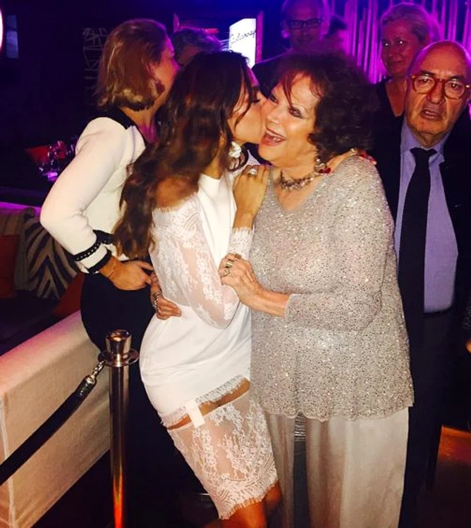 Mădălia s-a pozat în culise cu actrița Claudia Cardinale
