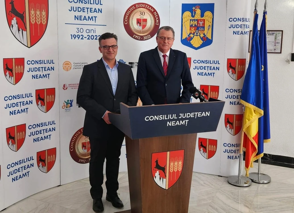 Ion Asaftei (în dreapta imaginii), alături de vicele Adrian Păduraru FOTO CJ Neamț