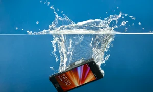 telefon scapat in apa jpeg