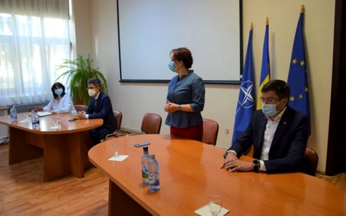 Miniştrii Costel Alexe şi Monica Anisie, dar şi prefectul Marian Grigoraş au participat la o întâlnire luni, 13 iulie. La acelaşi eveniment a fost prezent şi inspectorul infectat. În imagine, în dreapta lui Costel Alexe, apare şi inspectorul general al ISJ, Genoveva Farcaş FOTO Ziarul de Iaşi