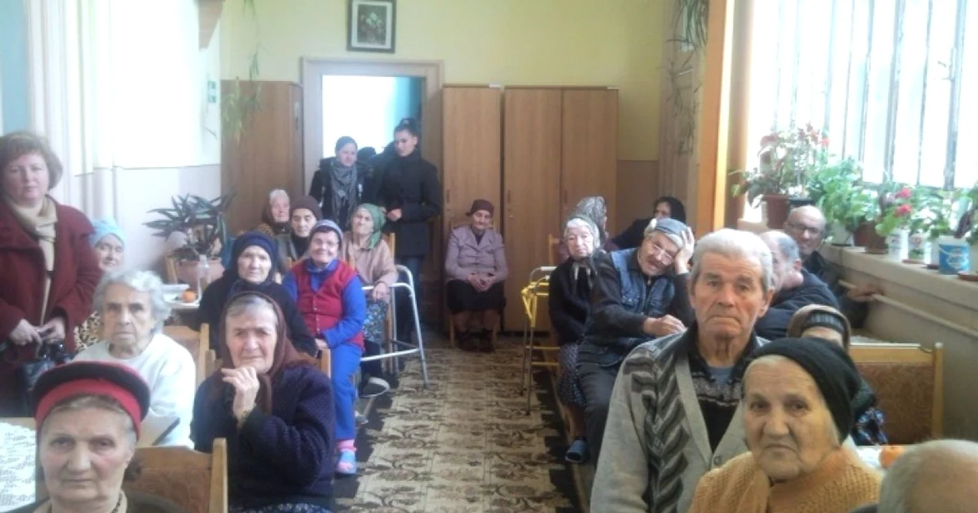 Bătrânii de la cămnul "Sfântul Nicolae" au fost vizitaţi de copii