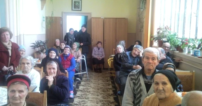 Bătrânii de la cămnul "Sfântul Nicolae" au fost vizitaţi de copii