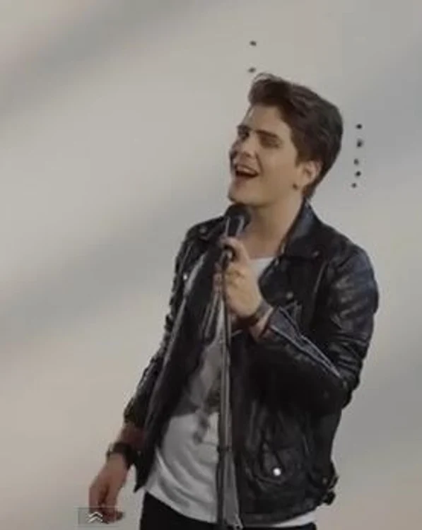 Danni Ionesco nu mai este copilul timid, îndrăgostit de Andreea Antonescu, ci a devenit un bărbat în toată firea (foto: Sindrum Media)