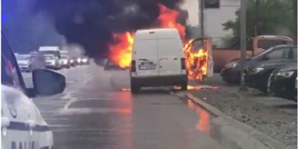 Maşină în flăcări pe o strada din Constanta Captură video