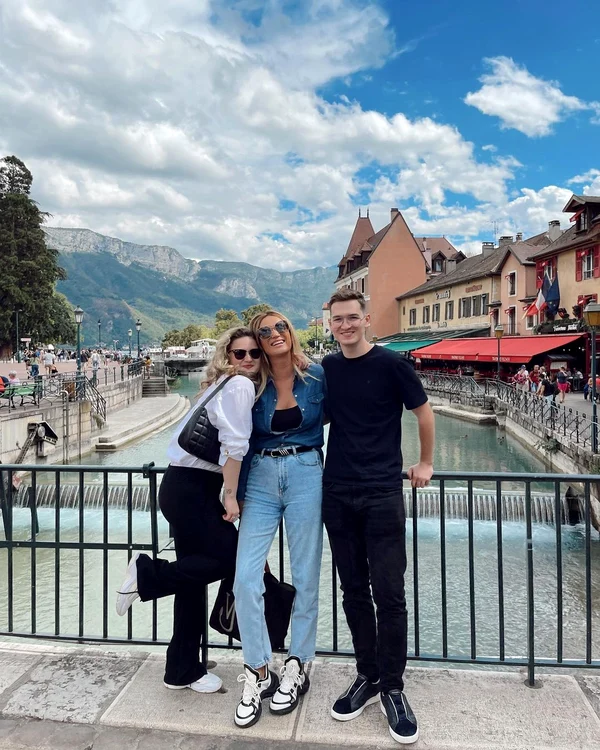 Carmen Negoita, cu copiii sai, Ingrid si Harald, la Annecy, in Elvetia   Instagram jpg