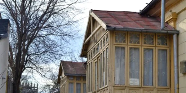 Beciul şi gardul de la casa lui George Bacovia vor costa 120 de mii de euro