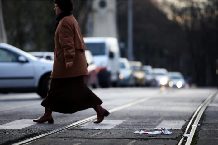 Teoretic, trecerea de pietoni este destinată doar persoanelor cu dizabilităţi. FOTO Adevărul