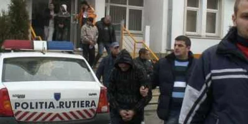 Cei cinci spărgători au fost prezentați judecătorilor cu propunere de arestare preventivă