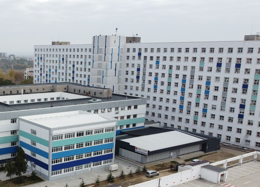 Bătaie de joc în consolidarea celui mai mare spital din sud-estul țării. Lucrarea este finanțată și gestionată de Compania Națională de Investiții 
