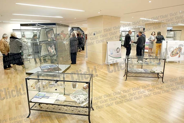 Ionuţ Georgescu are într-o mână un alternator aruncat la gunoi iar în cealaltă ce a mai rămas după distrugere (Fotografii: Dorin Constanda)