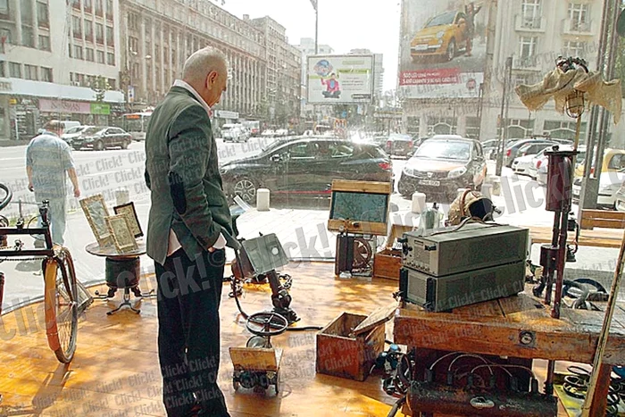 Cortul în formă de iglu se află pe Bd. Magheru, vizavi de Cinema Patria (Fotografii: Dan L. Brumar)