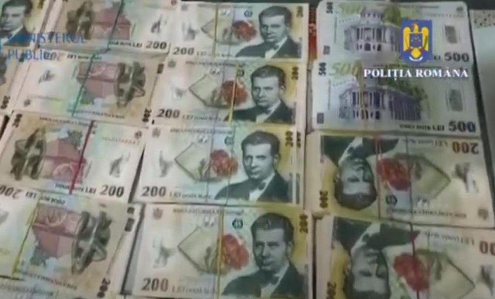 Doi angajați ai firmei de parcări din Piteşti goleau parcometrele de bani. Sume mari găsite la percheziții