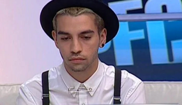 
    Fiul adoptiv al Luminiței Anghel și-a demonstrat talentul de hair stilist pe coafura Andreei ManteaFoto captură/Kanal D  