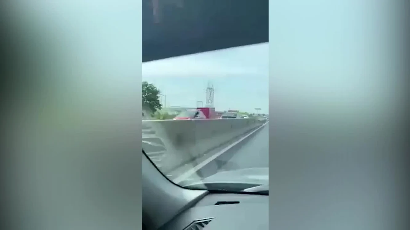 Şoferul Loganului merge neperturbat pe contransens FOTO captură video