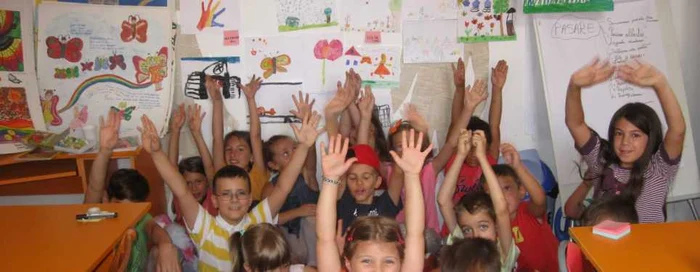 Copiii particip[ activ la cursurile bibliotecii
