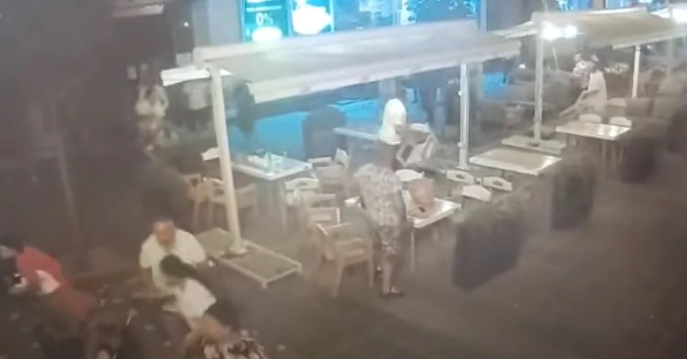 Scandalagii au aruncat cu scaune, tulburând ordinea şi liniştea publică FOTO captură video