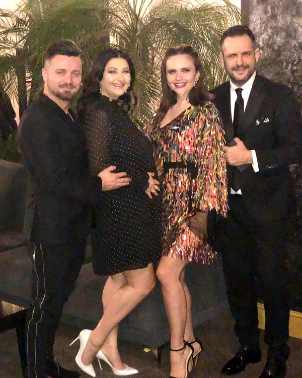 Cele două cupluri au sărbători împreună în noaptea dintre ani