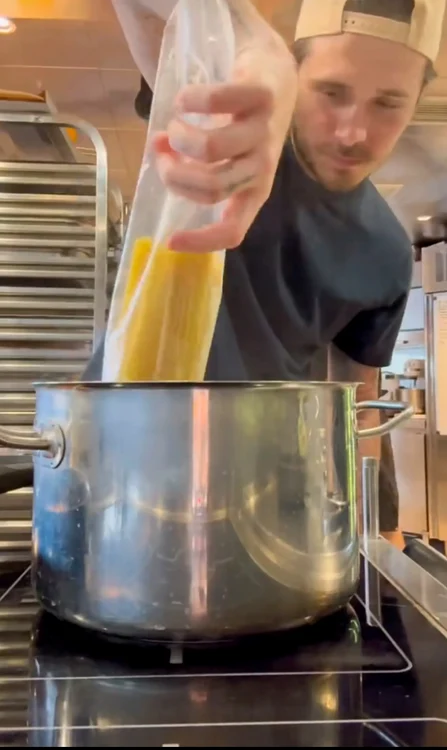 Brooklyn a făcut paste pe TikTok png