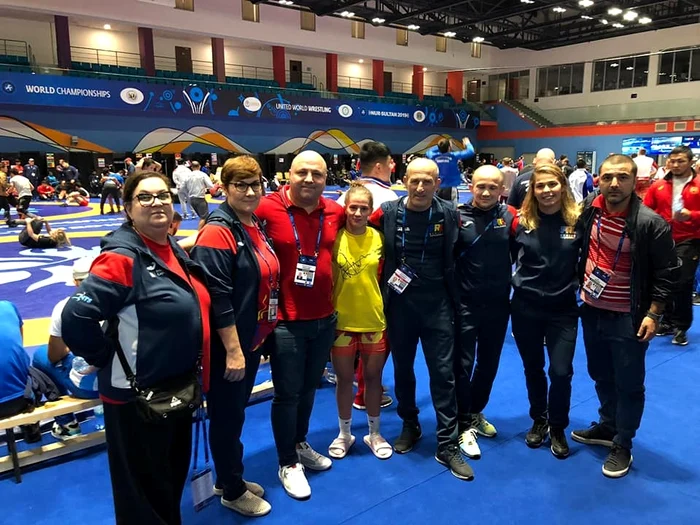 Alina Vuc, alături de antrenori și oficialii FRL, după calificarea în finala CMFoto: Facebook / FR de Lupte