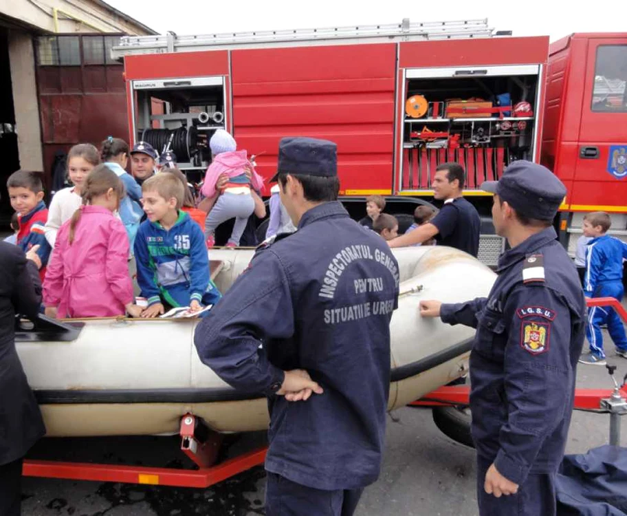 Pompierii olteni îşi vor prezenta tuturor slătinenilor echipamentele şi tehnica de intervenţie (FOTO: Adevărul)