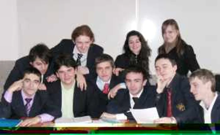 Un grup de elevi suceveni comentează relaxaţi pe marginea subiectului de la examen