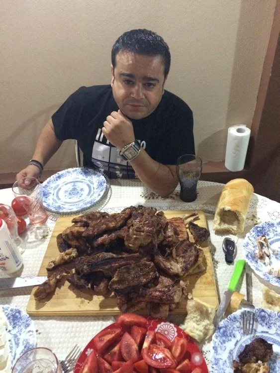 Adrian mănâncă doar miezul pâinii 