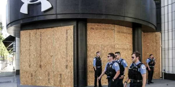 Poliţişti patrulează în centrul oraşului Chicago unde magazinele de lux au fost jefuite şi vandalizate FOTO EPA-EFE