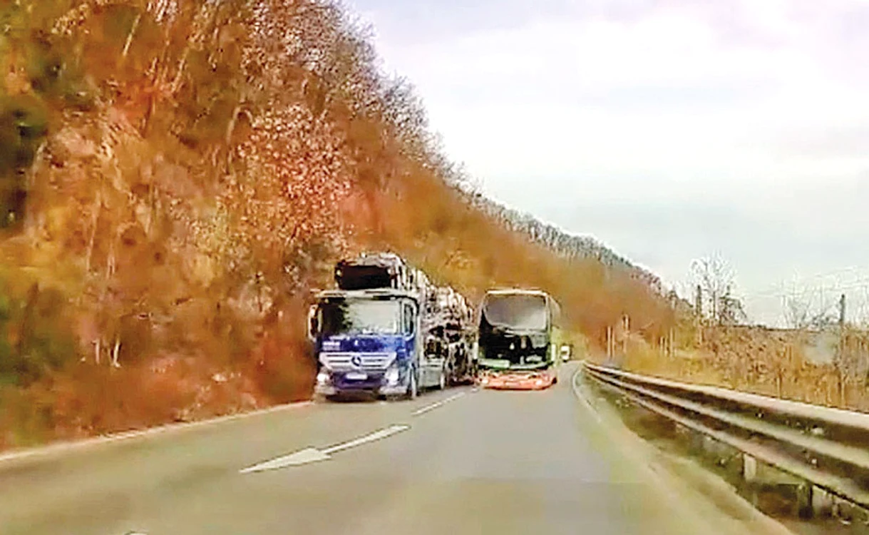 
    Şoferul autocarului încearcă să depăşească TIR-ul plin cu maşini  Sursa:  captura video: Lucian Ignat  