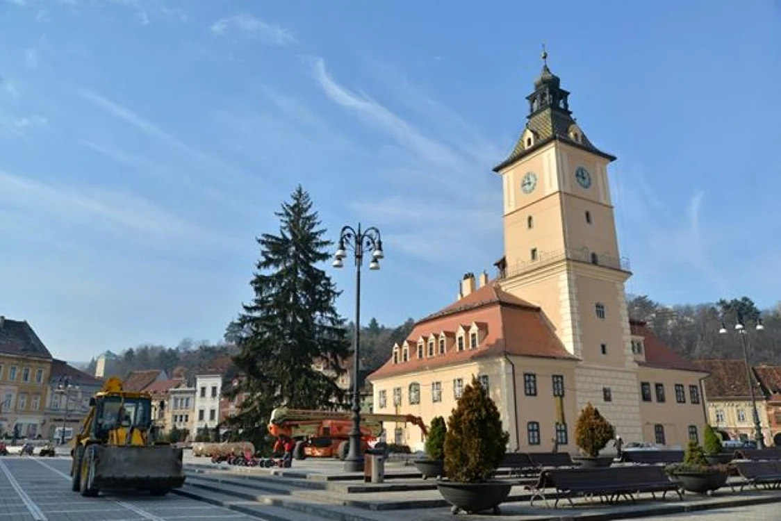 Bradul ce Crăciun a fost adus în Piaţa Sfatului. FOTOAndrei Paul