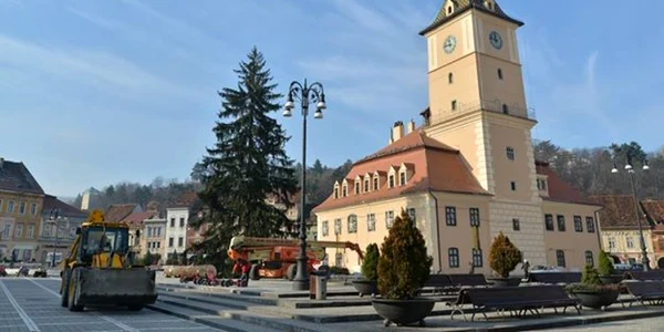 Bradul ce Crăciun a fost adus în Piaţa Sfatului. FOTOAndrei Paul