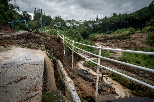 Taifunul Nanmadol a lovit Japonia  Foto AFP (1) jpg