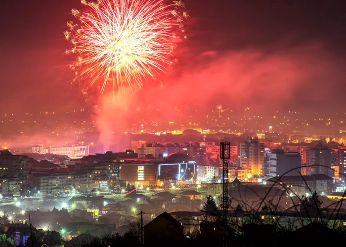 Fotografii surprinse de pe coclauri cu noaptea dintre ani de fotograful în cârje la Râmnicu Vâlcea Foto Cătălin Vezetiu