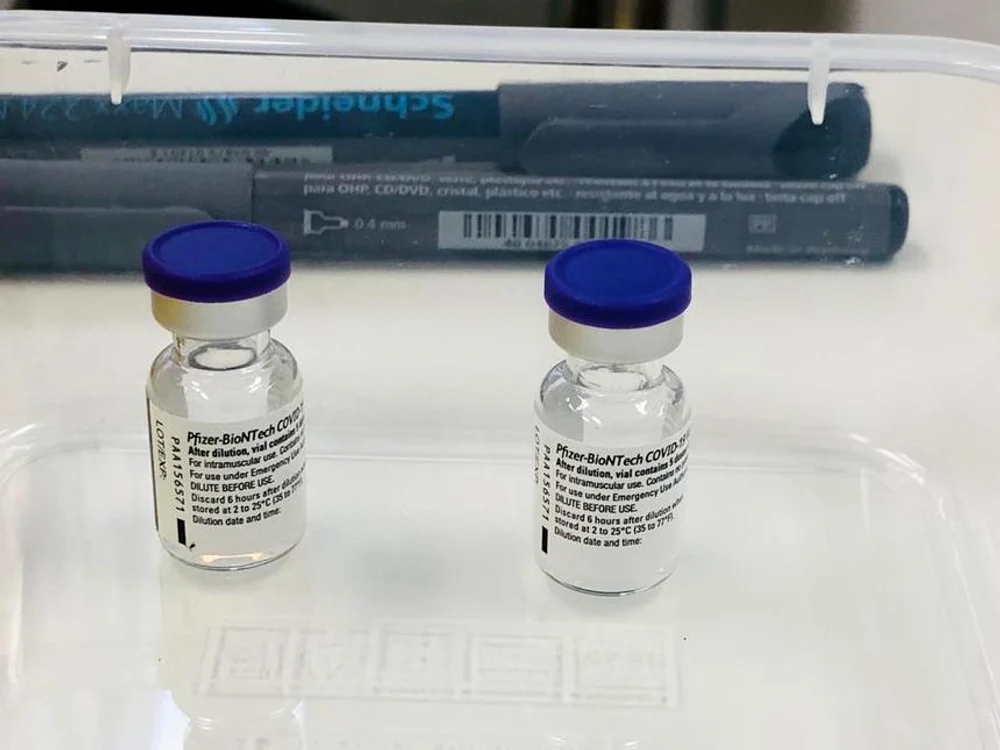 
    Peste 140.000 de doze de vaccin vor veni marți în România, pe cale aeriană  