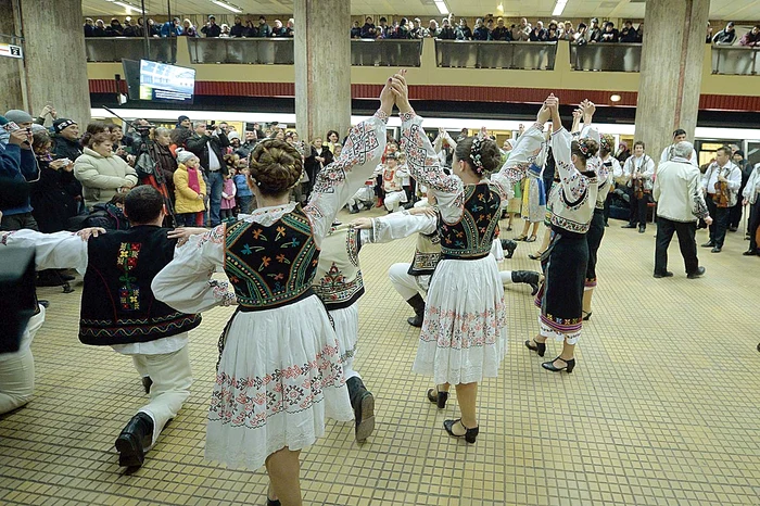 Horă și la staţia de metrou Unirii 2