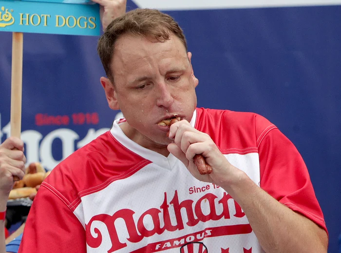 Joey Chestnut, fotografiat în timp ce mănâncă 62 de hotdogi