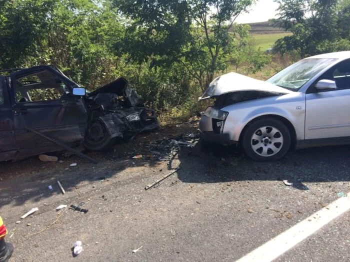 Un tânăr de 21 de ani nu a supravieţuit impactului dintre cele două autoturisme