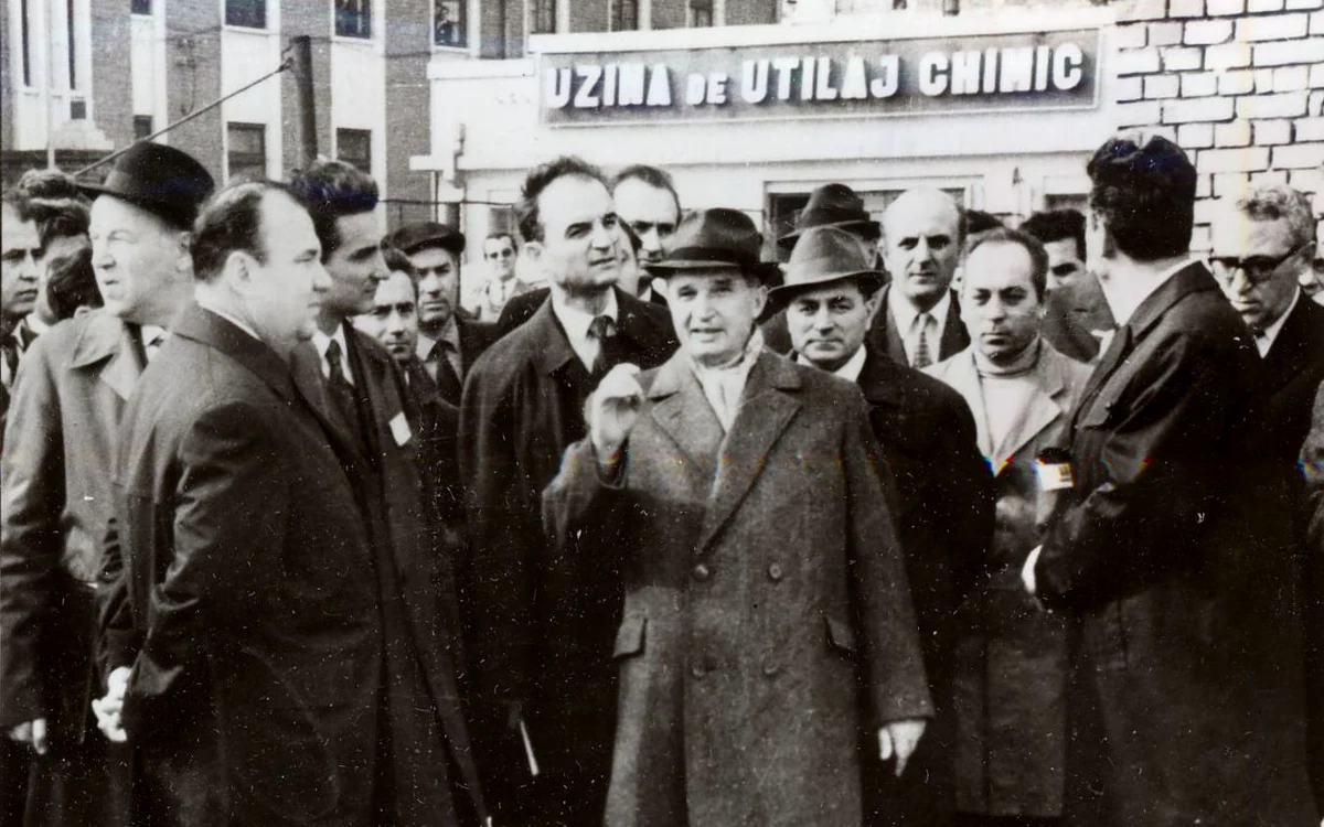 Imagine cu fostul dictator Nicolae Ceauşescu la o vizită de lucru