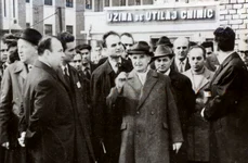 Nicolae Ceauşescu, vizită de lucru la Uzinele de Utilaj Chimic din Ploiești (© „Fototeca online a comunismului românesc”, cota: 10/1972)