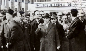 Nicolae Ceauşescu, vizită de lucru la Uzinele de Utilaj Chimic din Ploiești (© „Fototeca online a comunismului românesc”, cota: 10/1972)