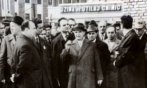 Nicolae Ceauşescu, vizită de lucru la Uzinele de Utilaj Chimic din Ploiești (© „Fototeca online a comunismului românesc”, cota: 10/1972)