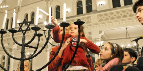 Evreii s-au adunat, marţi seară, la Sinagoga de la Poarta Şchei, din Braşov, pentru a celebra Hanuka 