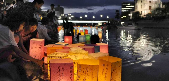 FOTO: Reuters | Oamenii au aprins felinare din hârtie în amintirea victimelor bombardamentului de la Hiroshima