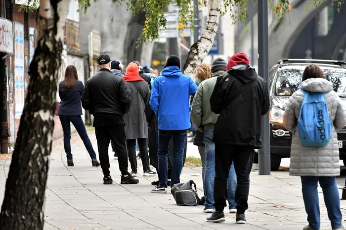 Polonezi stând la coadă pentru a fi testaţi de noul coronavirus FOTO EPA-EFE