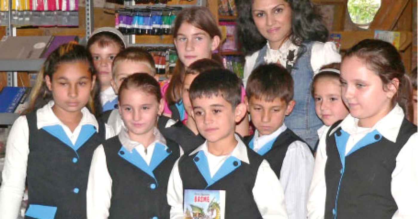 Doiniţa Oancea, actriţă de etnie rromă, printre copiii pe care-i învaţă să citească  