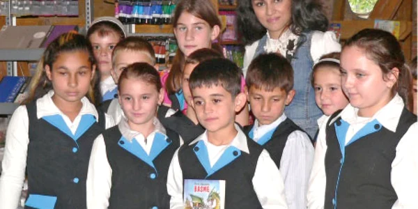 Doiniţa Oancea, actriţă de etnie rromă, printre copiii pe care-i învaţă să citească  