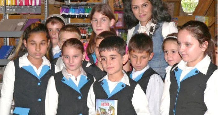 Doiniţa Oancea, actriţă de etnie rromă, printre copiii pe care-i învaţă să citească