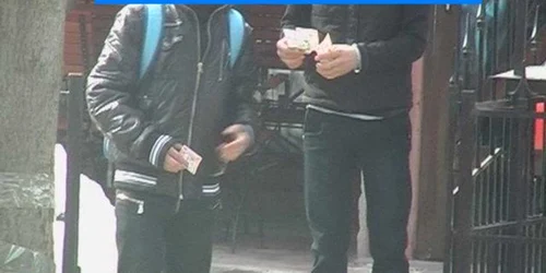 Elev prins in flagrant in timp ce pretindea bani de la alti copii de scoala
